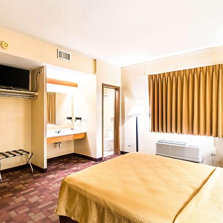 Econo Lodge Watertown Eksteriør bilde