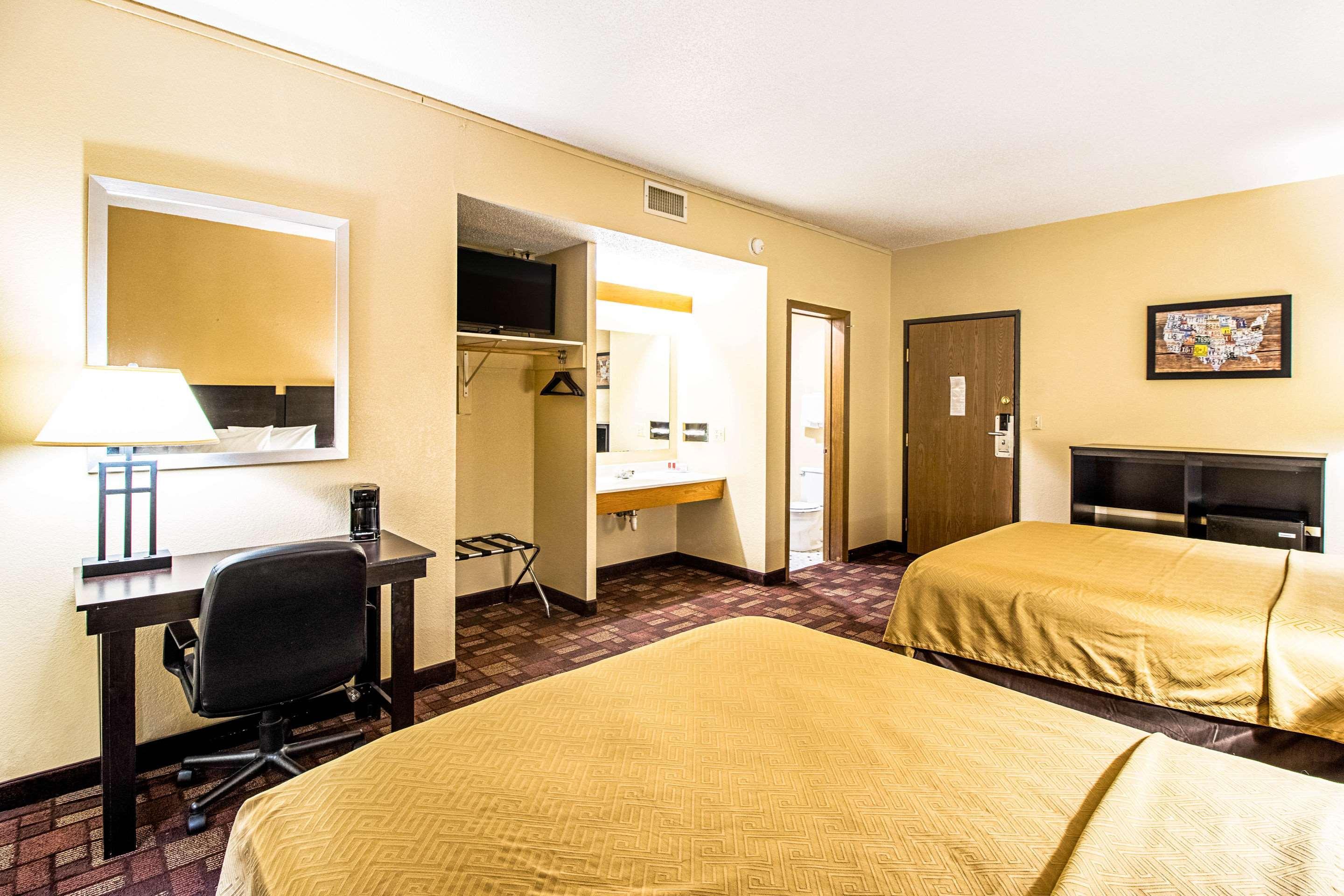Econo Lodge Watertown Eksteriør bilde