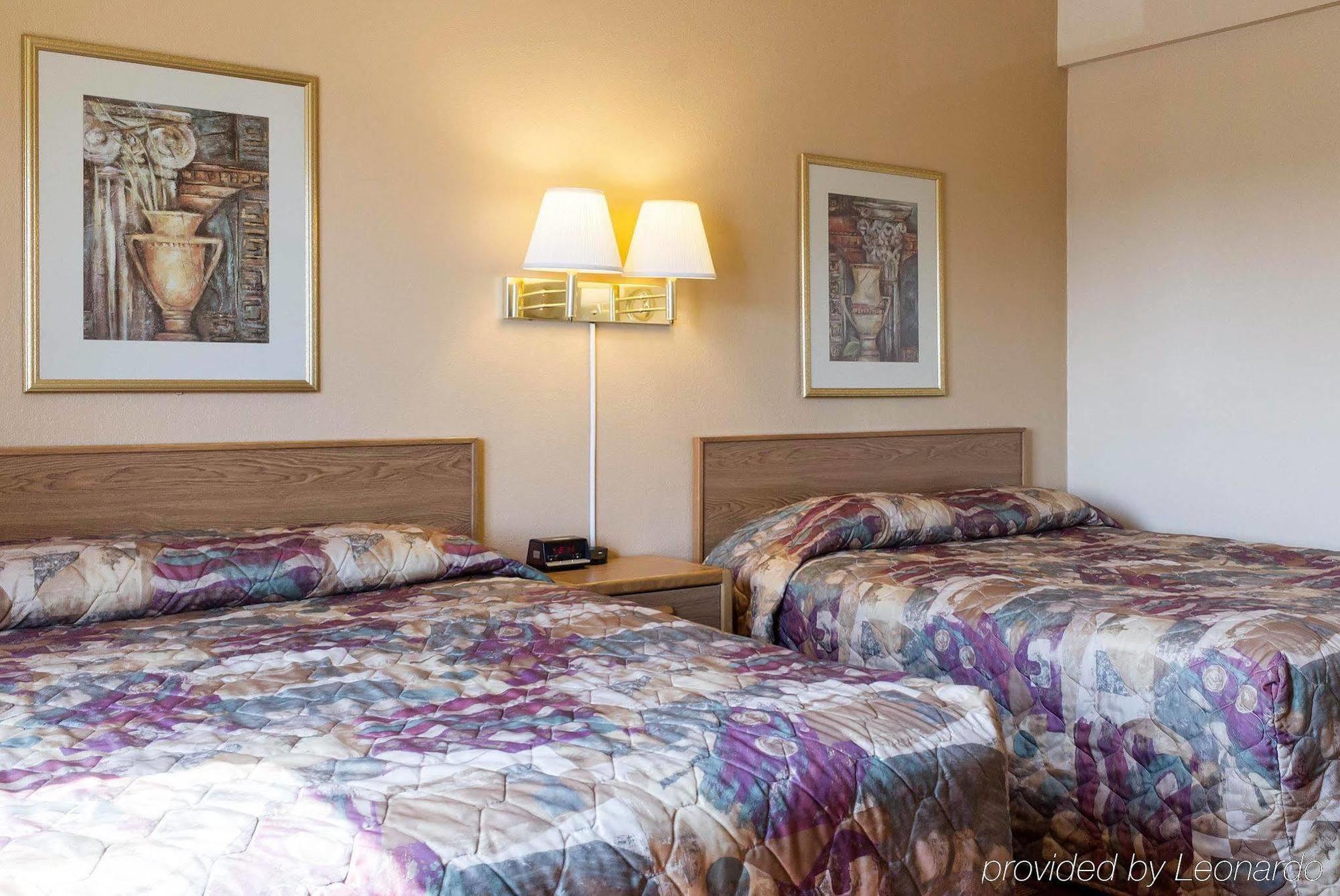 Econo Lodge Watertown Eksteriør bilde