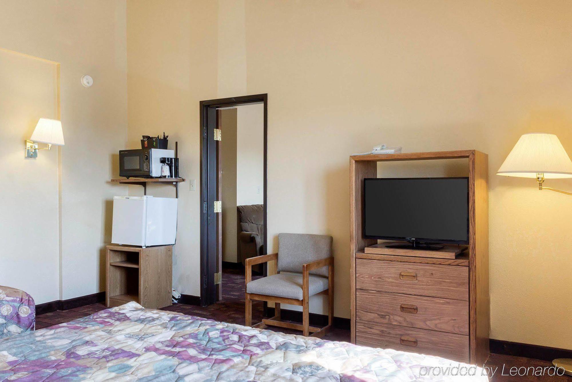 Econo Lodge Watertown Eksteriør bilde